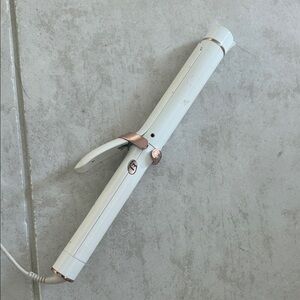 T3 SinglePass Curl 1.25” Ceramic Curling Iron – White & Rose Gold